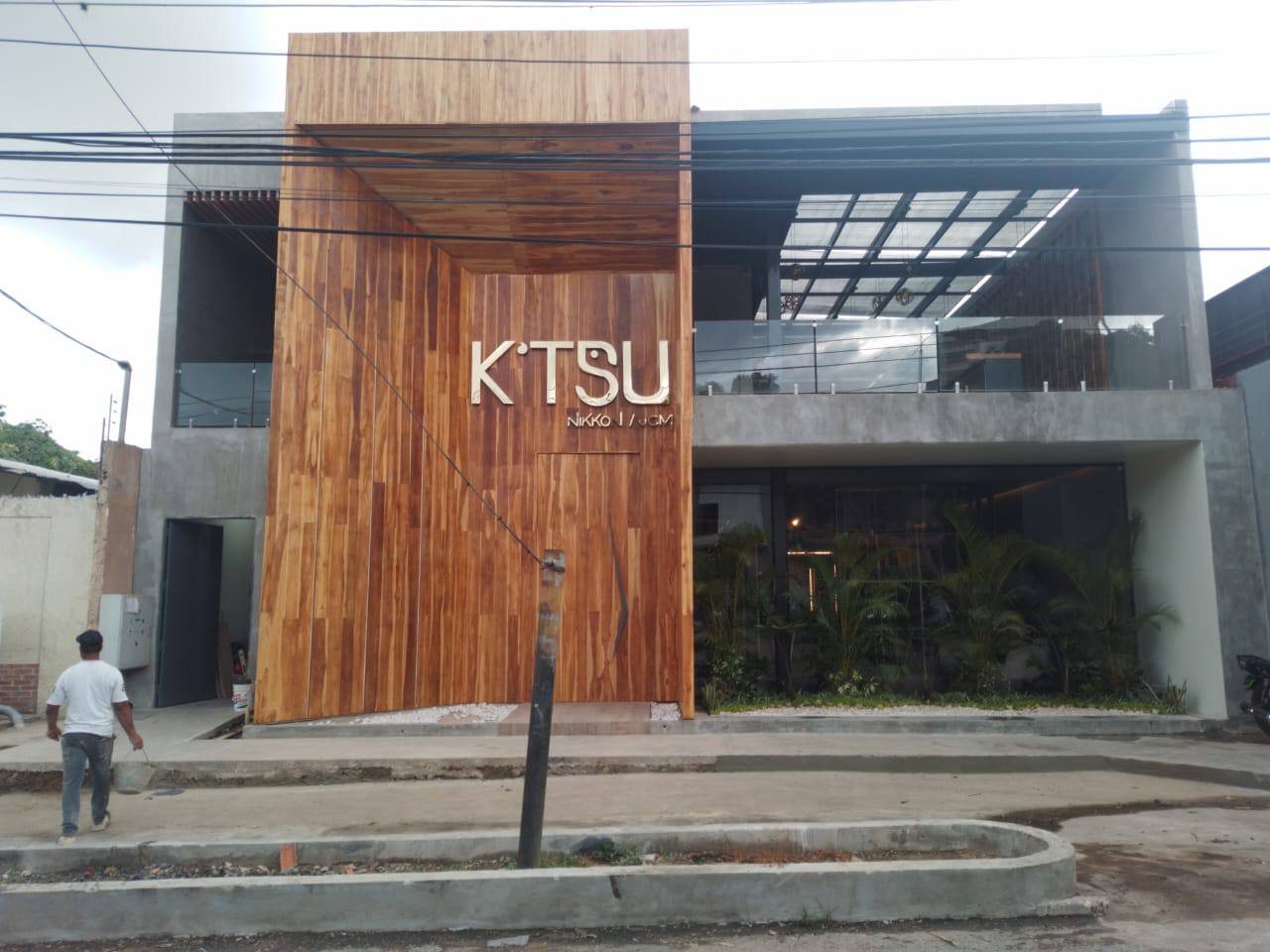 Fachada en madera con letras corpóreas del restaurante K'TSU