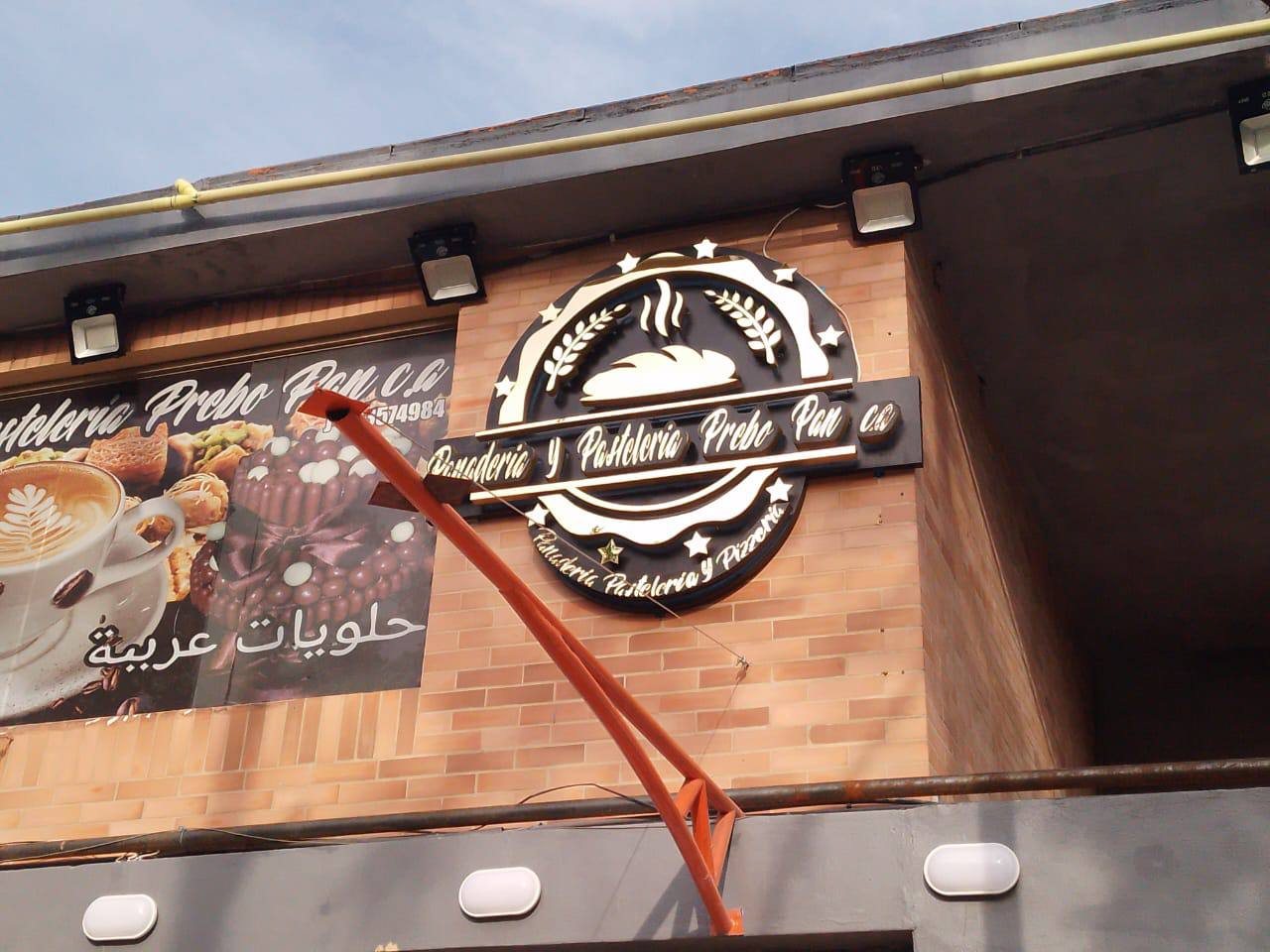 Fachada de la panadería Prebo Pan con aviso corpóreo