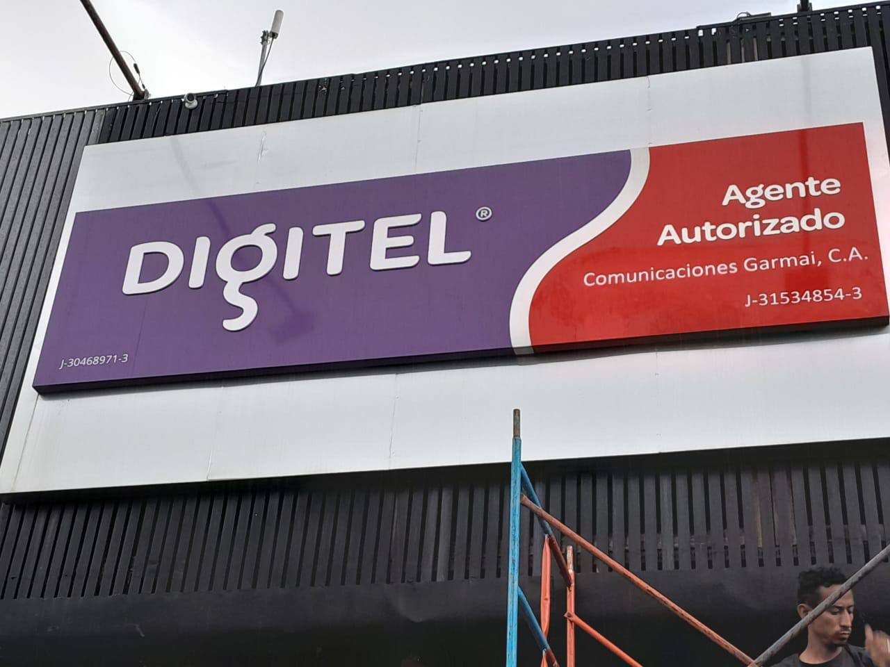 Aviso de gran formato de Digitel en fachada