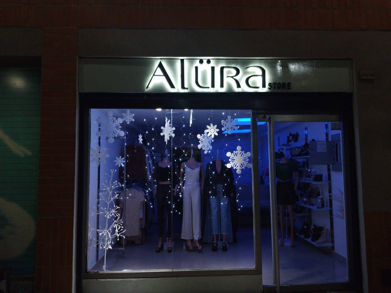 Letras retroiluminadas de la tienda Alüra Store de noche