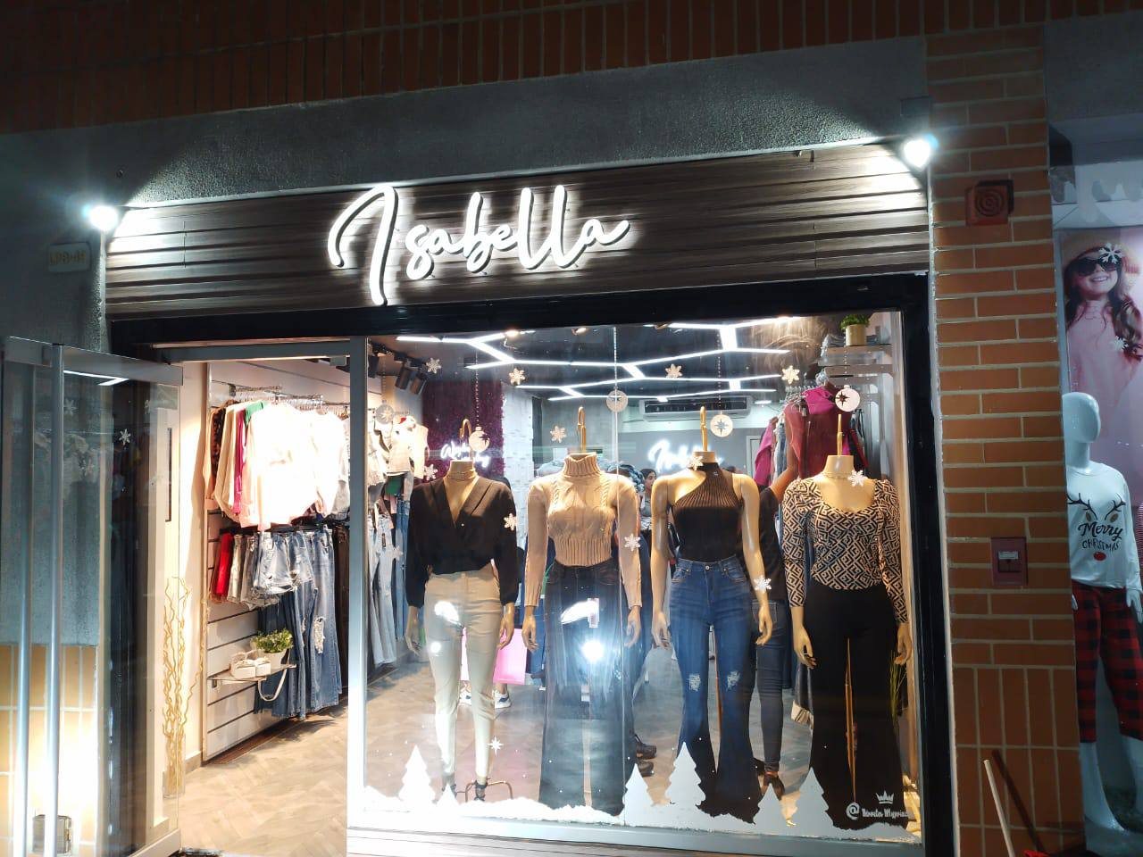 Logotipo luminoso en letra script de la tienda Isabella