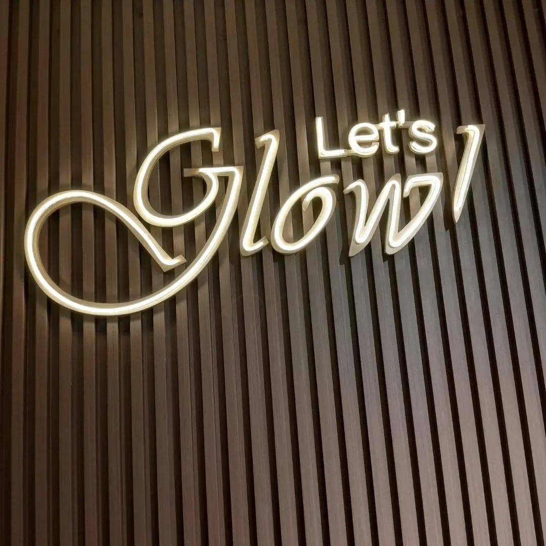 Letras luminosas Let's Glow sobre listones de madera