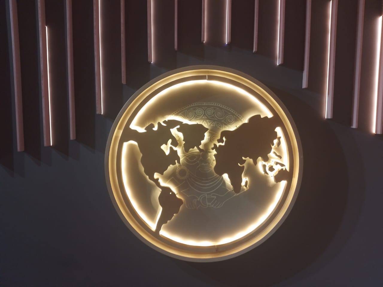 Mural circular iluminado con mapa del mundo