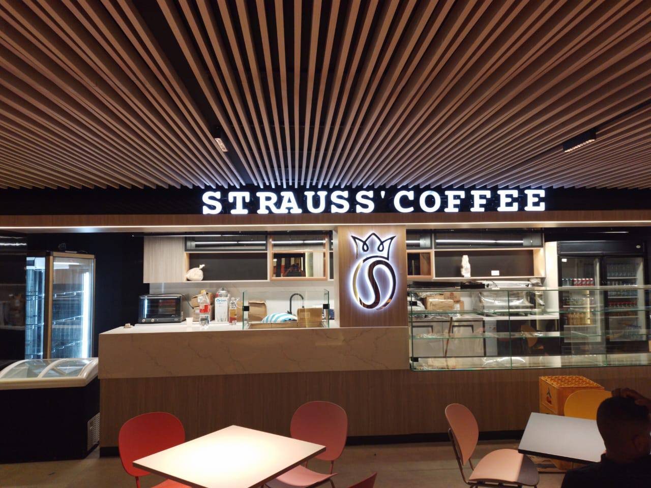 Letras luminosas y logo retroiluminado de Strauss Coffee