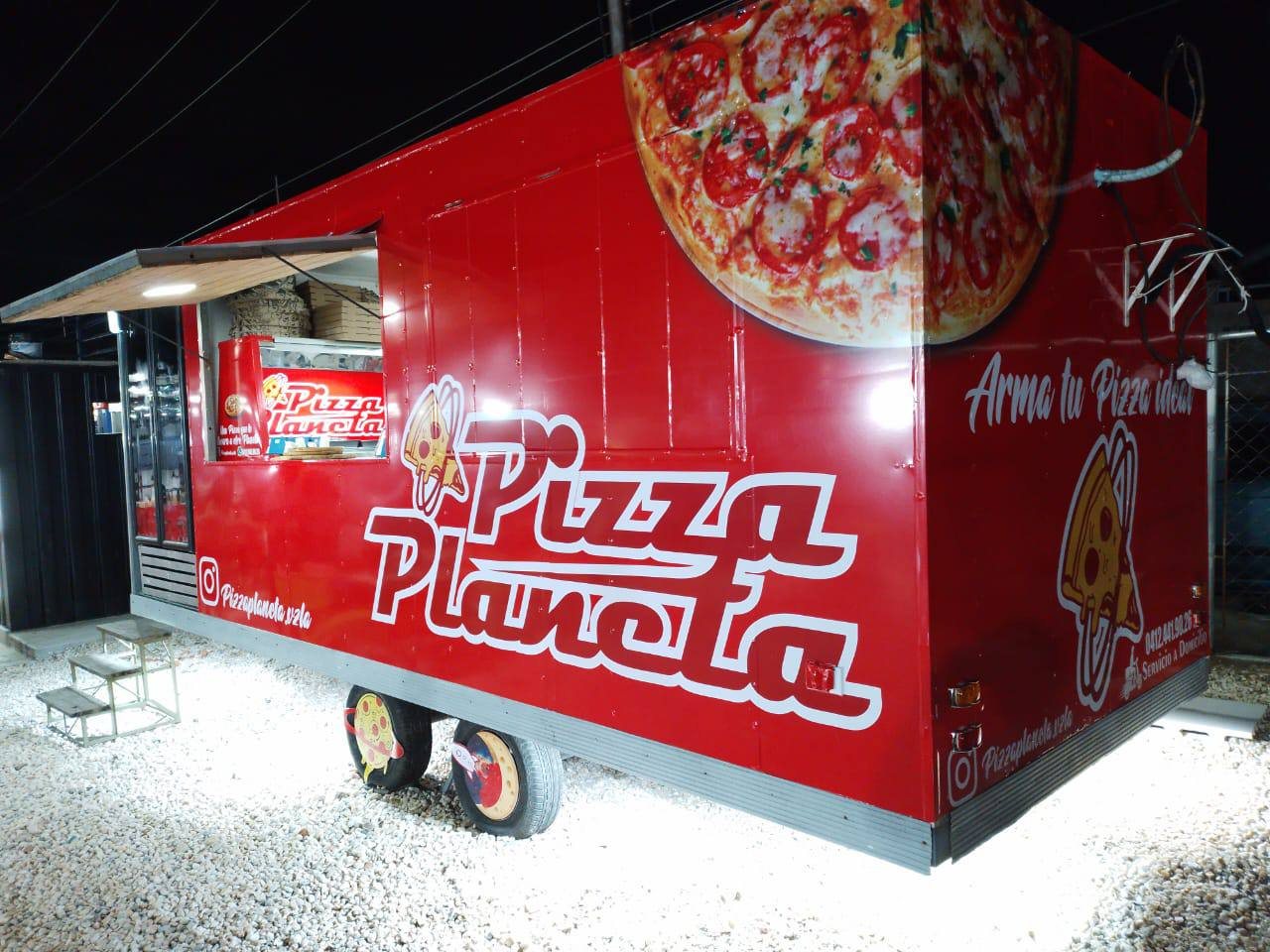 Food truck rotulado de Pizza Planeta de noche