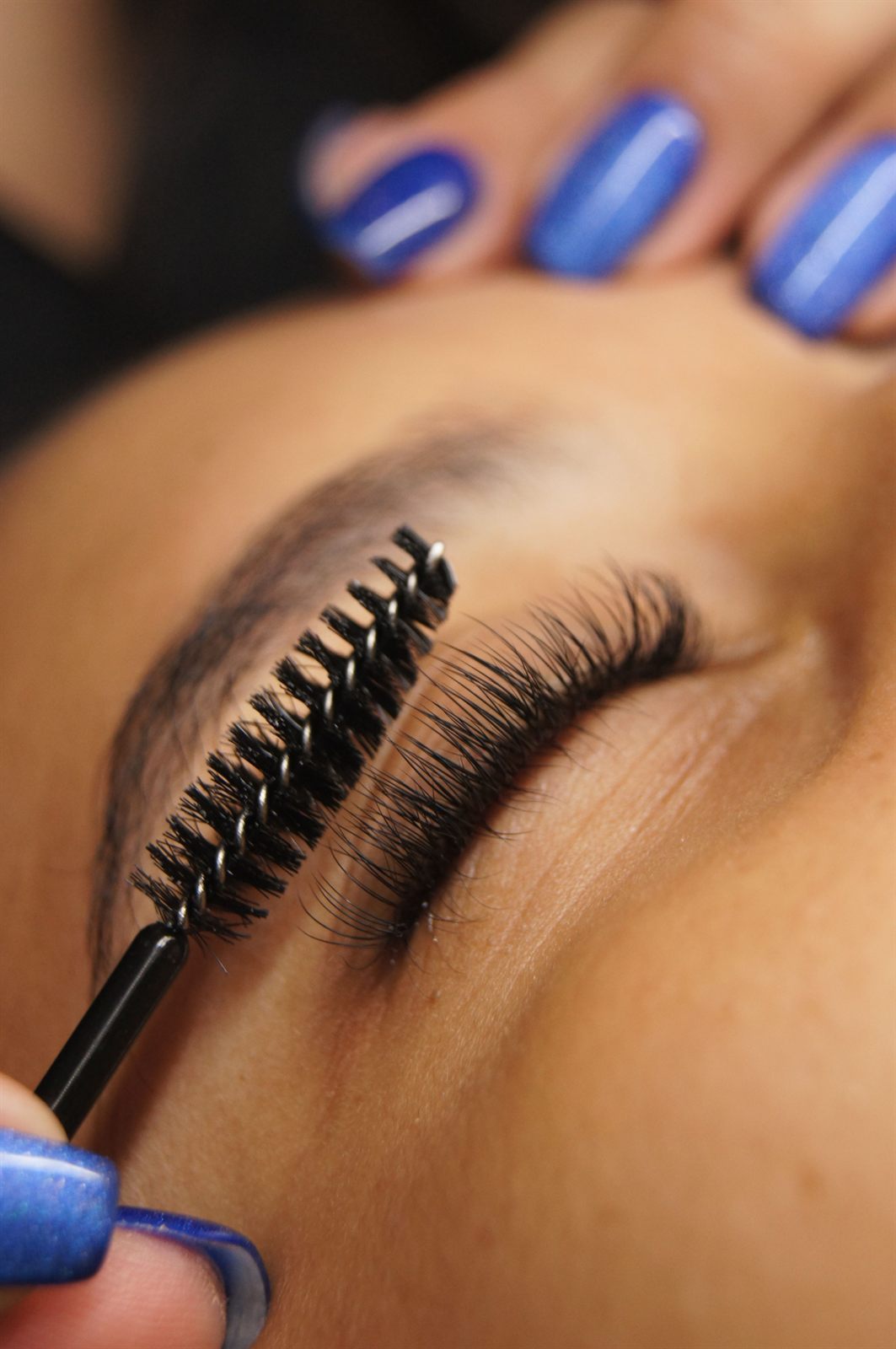 Primer plano de extensiones de pestañas con cepillo