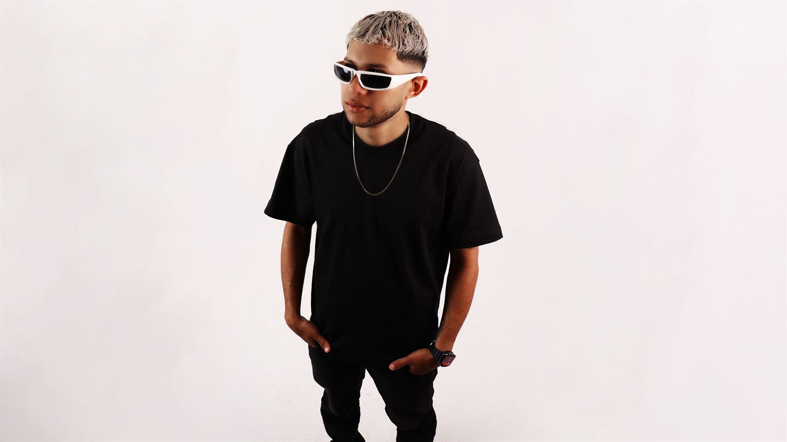 Retrato de artista con gafas blancas y camiseta negra