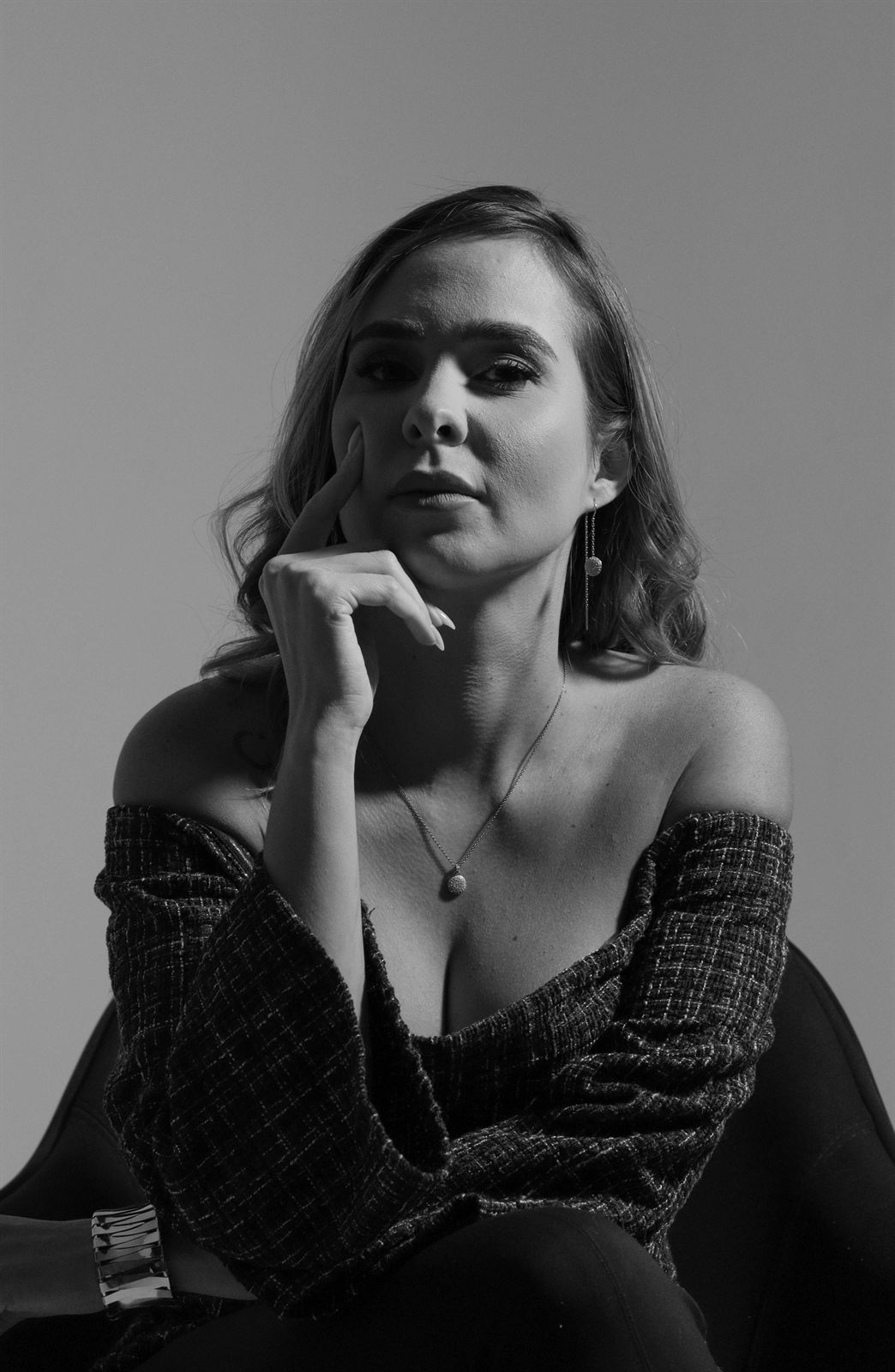 Retrato en blanco y negro de una mujer