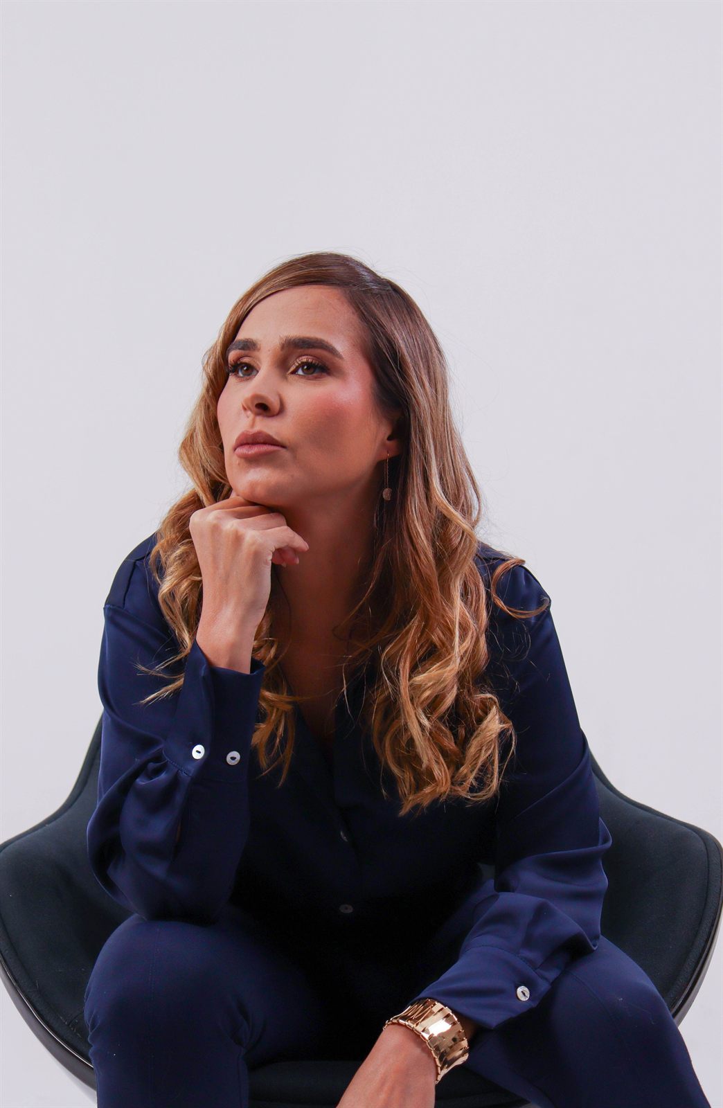 Retrato ejecutivo de una mujer pensativa con traje azul marino