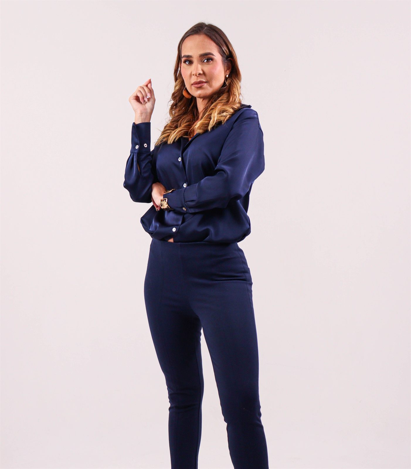 Retrato de cuerpo entero de una mujer con conjunto azul marino